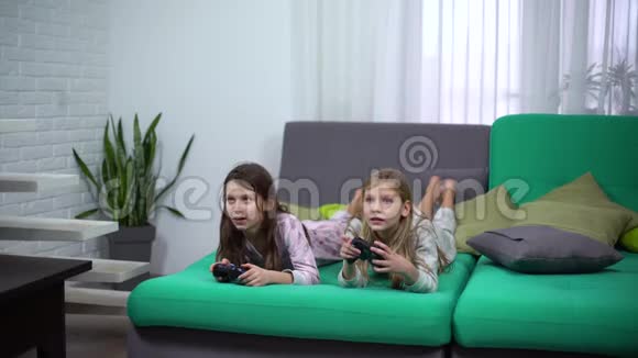 小女孩在家玩游戏垫视频的预览图