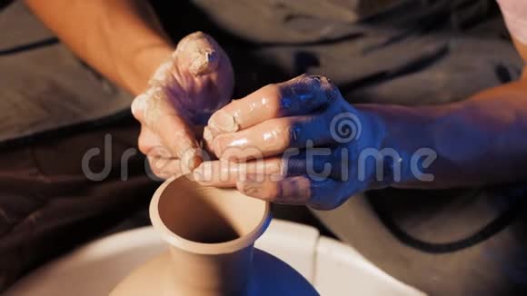 俯视图人艺术工作室陶工轮工作过程无名工匠创造罐子关注重点视频的预览图