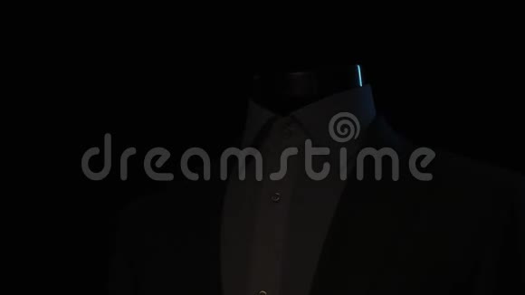 光线在一个男人衣服上滑动视频的预览图