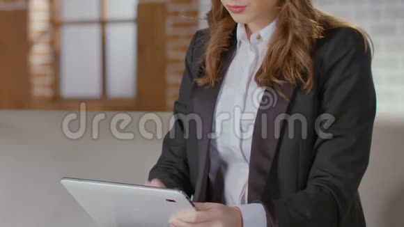 女商人打字和滚动平板电脑屏幕网上购物忙碌的生活视频的预览图