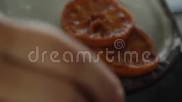 焦糖橙子巧克力慕斯和橙色果冻视频的预览图