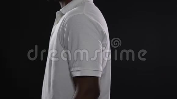 男运动员拿着球拍在镜头前摆姿势打网球俱乐部广告视频的预览图
