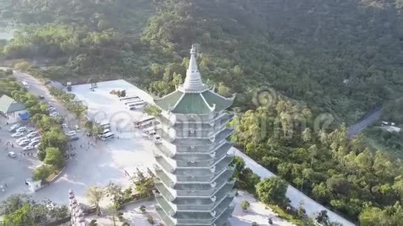 寺庙建筑群中的圆形佛塔雕像视频的预览图