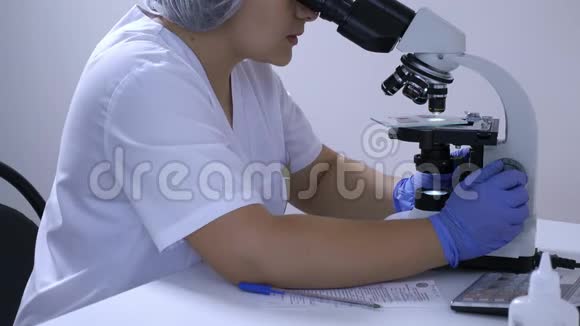 实验室技术员在实验室显微镜工作视频的预览图