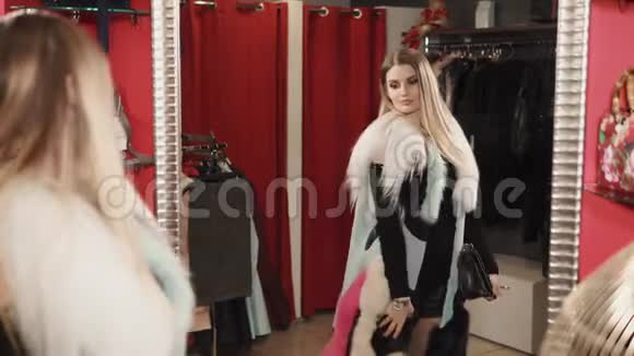 穿着时髦衣服的时髦女人在镜子前旋转视频的预览图