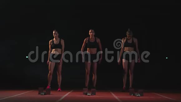 三名女运动员开始准备比赛并开始在跑步机上视频的预览图