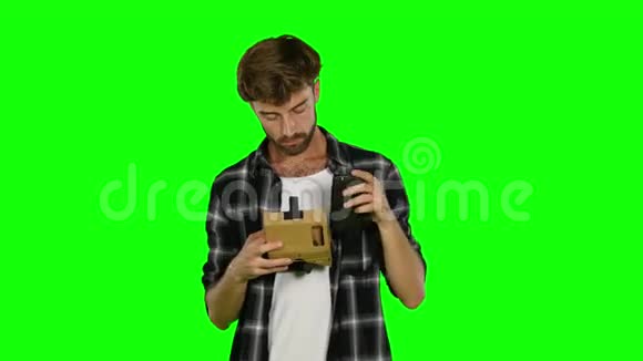 虚拟现实中的人正在窒息它使他笑绿色屏幕视频的预览图