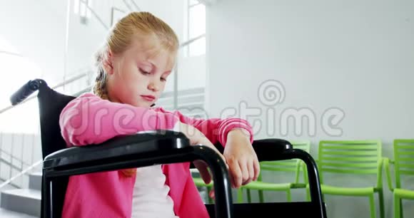坐在轮椅上与医生交谈的残疾女孩视频的预览图