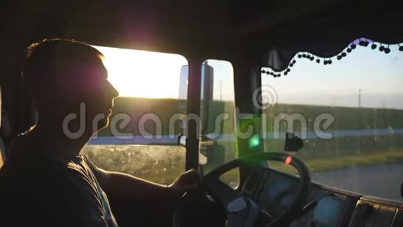 人开着卡车仔细地看着路在日落时分白人正骑着车穿过乡村视频的预览图