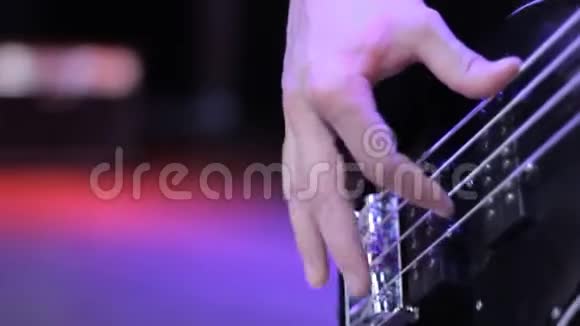 低音吉他琴弦上的手指视频的预览图