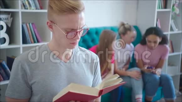 吉克正在阅读教程而十几岁的女孩却在背后笑视频的预览图