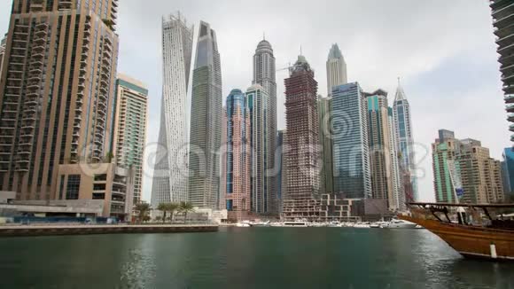 迪拜码头摩天大楼日时间推移视频的预览图