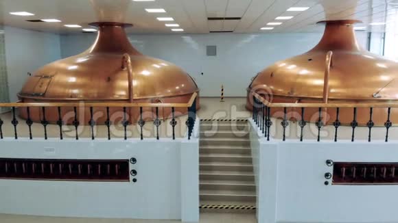 在工厂的金属罐中酿造啤酒的过程视频的预览图