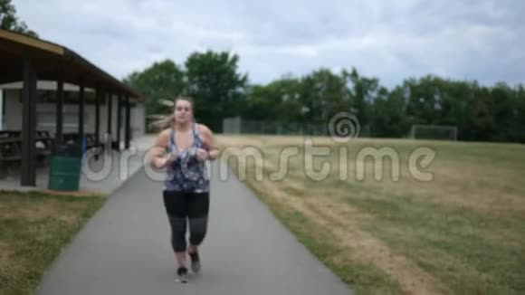 慢跑的女人在公园跑步时会感到胸痛视频的预览图