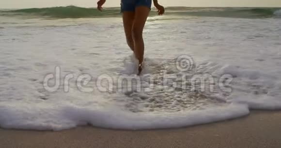 在海滩上奔跑的女人很少视频的预览图