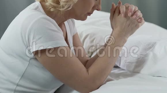 老年妇女在床上祈祷宗教价值观和信仰对上帝的信仰视频的预览图