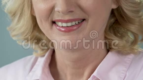 中年妇女在照相机前摆姿势的健康白牙口腔科视频的预览图