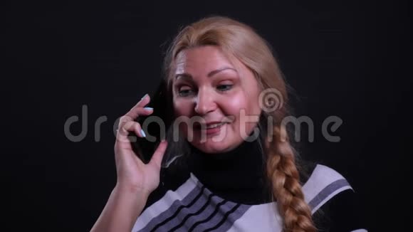 中年白种人女性的特写照片她打电话时背景与黑人隔绝视频的预览图
