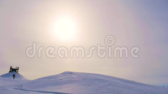 滑雪者在山地滑雪坡上跳跃的剪影视频的预览图