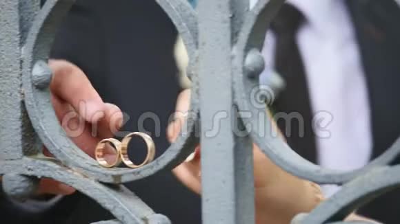 铁门上有结婚戒指视频的预览图