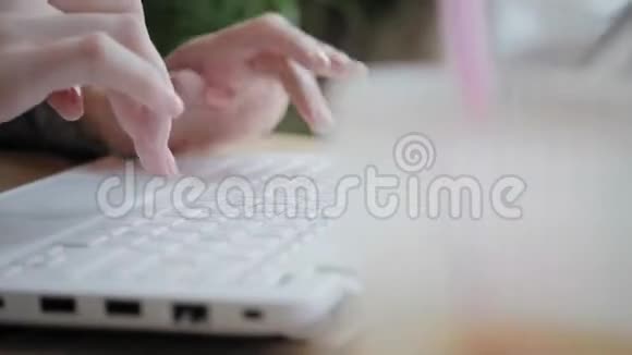 年轻女子在键盘上打字聊天写博客自由职业者在现代合作中的上网本工作成功人士视频的预览图
