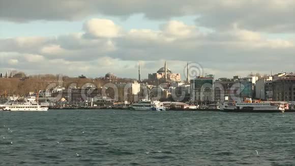博斯普鲁斯伊斯坦布尔土耳其Bosphorus海岸的蓝色清真寺视频的预览图