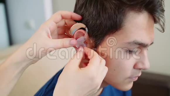 女医生穿上助听器男孩少年视频的预览图