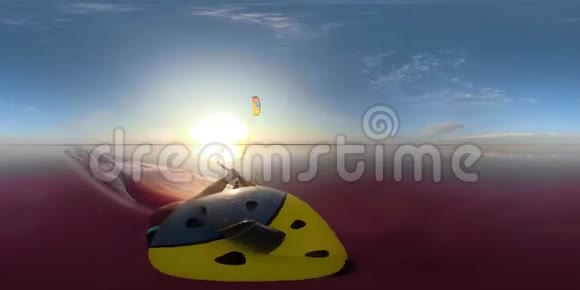 360度戴头盔的人正在一个粉红色的湖面上玩风筝冲浪视频的预览图