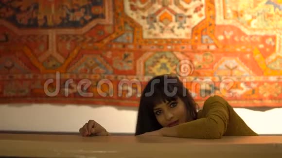 美丽的摩洛哥女孩短金色连衣裙爬行在格子室内的图片DarSiSaidRiyad在马拉喀什视频的预览图