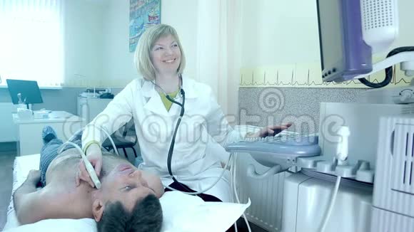 医生用超声波检查病人心脏病人的诊断和超声检查视频的预览图