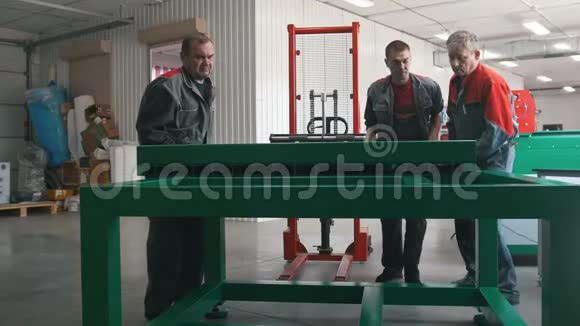 男性工人装配数控机床视频的预览图