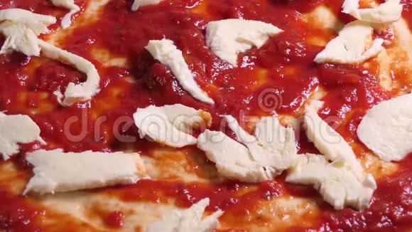 披萨与菠菜干番茄和菲塔奶酪旋转鞋视频的预览图