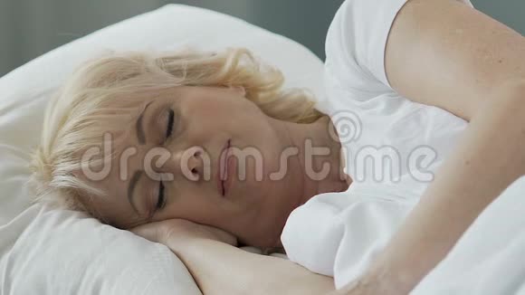 睡在枕头上的老年妇女健康改善胜地视频的预览图