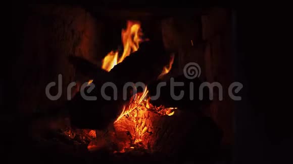 一根铁棍在壁炉里搅动和戳燃木柴视频的预览图
