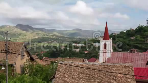 菲亚纳兰托亚的屋顶和大教堂塔视频的预览图