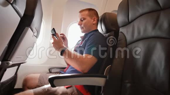 飞机起飞前的一个年轻人在手机里写课文视频的预览图