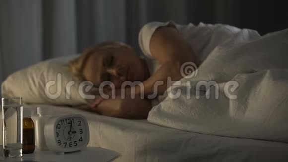 患有睡眠和健康不良衰老问题失眠的中年妇女视频的预览图