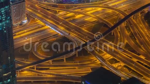 夜间迪拜交通枢纽时间流逝视频的预览图