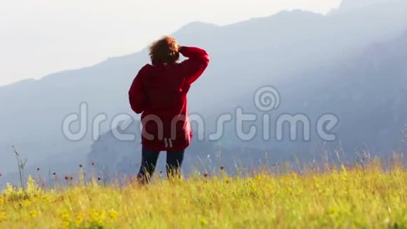 穿红色夹克的女人视频的预览图