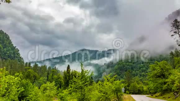 暮色降临在群山中雾气出现在一座山上蜿蜒曲折傍晚时分视频的预览图