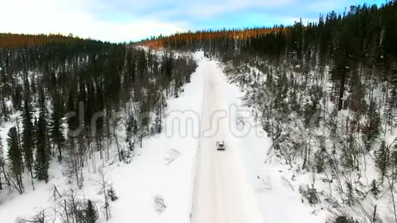 在白雪皑皑的森林里骑着车清晨的阳光视频的预览图