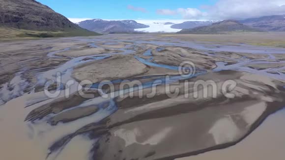 空中4k无人驾驶飞机查看河床冰河系统运输从瓦特纳火山冰川沉积冰岛视频的预览图