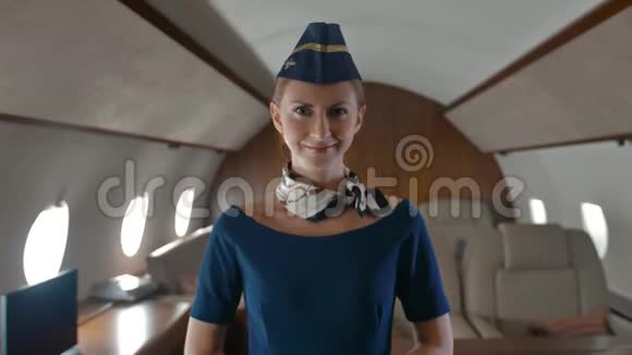私人飞机舱内年轻空姐的肖像视频的预览图