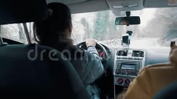 秋日女人开着一辆车在山上蜿蜒在里面看视频的预览图