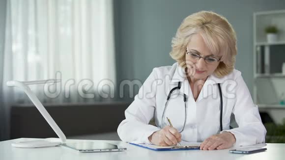 女医师开处方填写病人病历视频的预览图