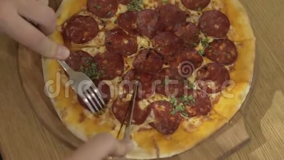 意大利香肠披萨放在木盘上视频的预览图