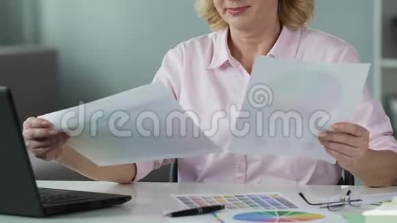 室内设计师选择纸张上的颜色和笔记本电脑屏幕上的外观特写视频的预览图