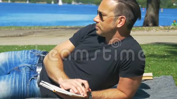城市的娱乐一个放松的人在日记里记笔记视频的预览图