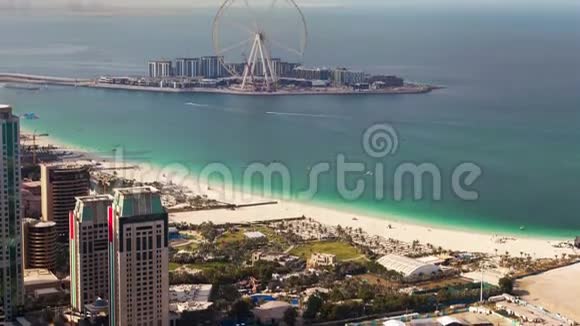 迪拜海滩与摩天轮日时间流逝视频的预览图