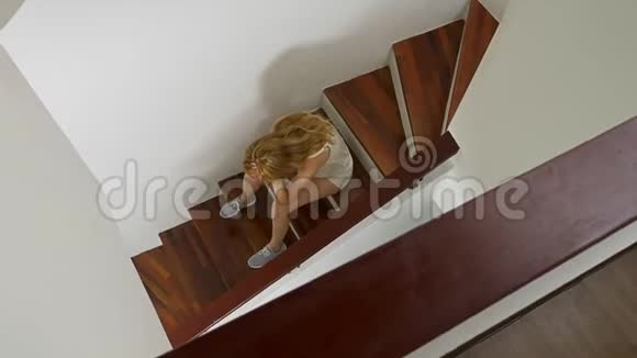 不高兴不打扮的女孩坐在楼梯上失望的概念上文视视频的预览图